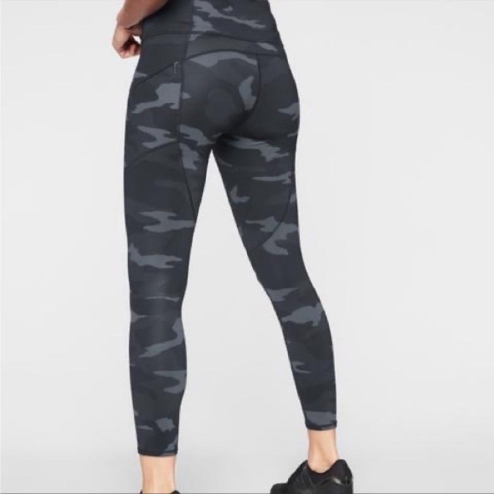 Athleta Camo Ultimate Stash Pocket 7/8 Tight size L